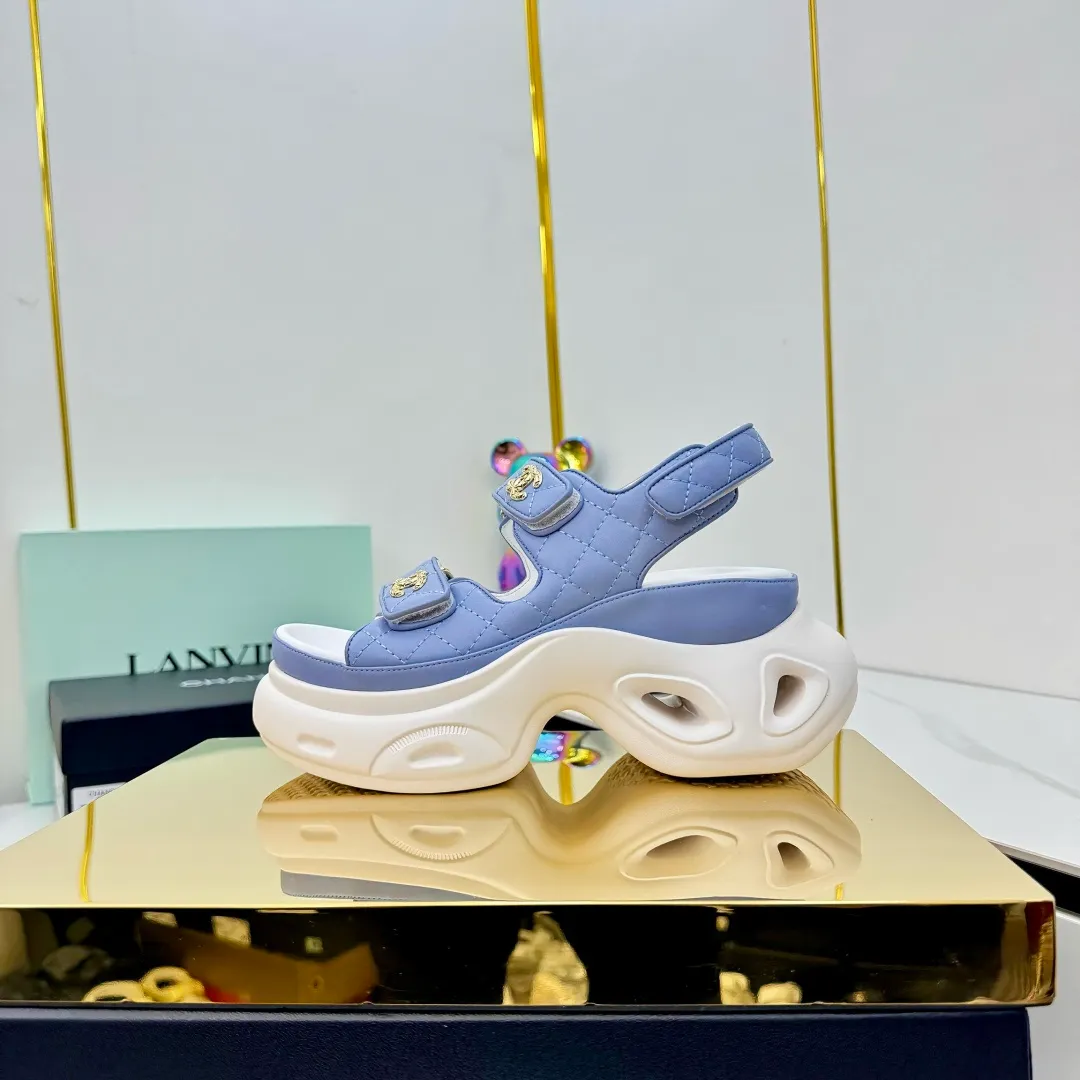 👟👟Ex-factory price 680👟👟 Top version... Chanel｜Chanel Xiaoxiang Velcro Beach Slippers Slippers Casual Beach Shoes 25ss Spring and Summer New Style! Beach shoes are a hit all over the internet! The latest model from the counter, I am still willing to buy it on my feet. It must be ranked among the most popular models. It is invincible in all seasons. Various bloggers and Internet celebrities can see the matching styles. Highly recommended. Pearlescent sheepskin upper, sheepskin lining, suede for feet. Original open-molded TPU outsole size: 35-40 (customized for 40 and 41). Full set of original packaging 👉 👉 👉 👉 👉